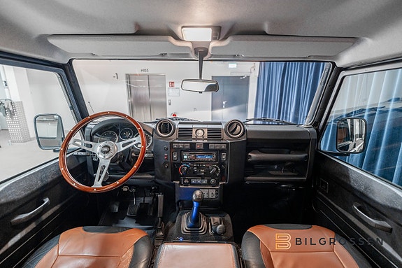 Land Rover Defender 110 17 of 24