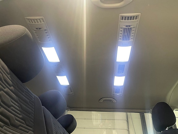 Volkswagen Caravelle 22 of 27