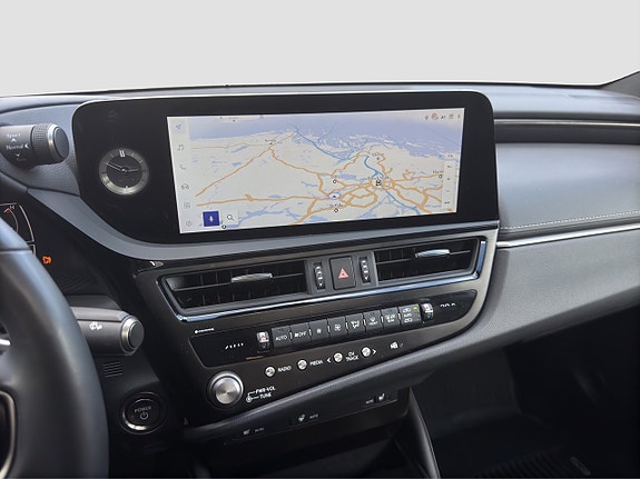 Lexus ES300h 8 of 12