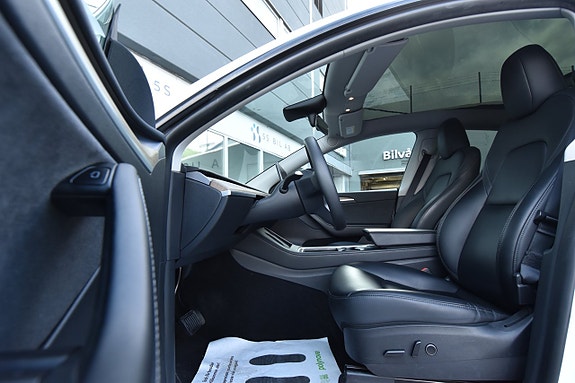 Tesla Model Y 12 of 27