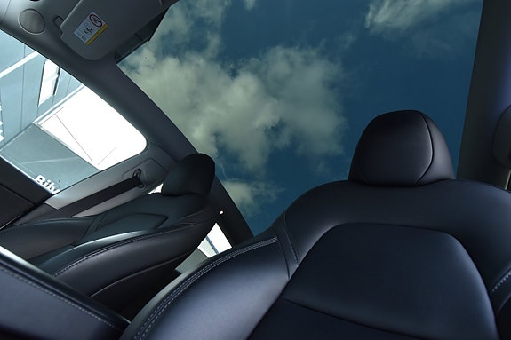 Tesla Model Y 13 of 27
