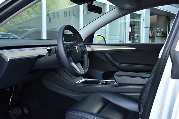 Tesla Model Y 11 of 27