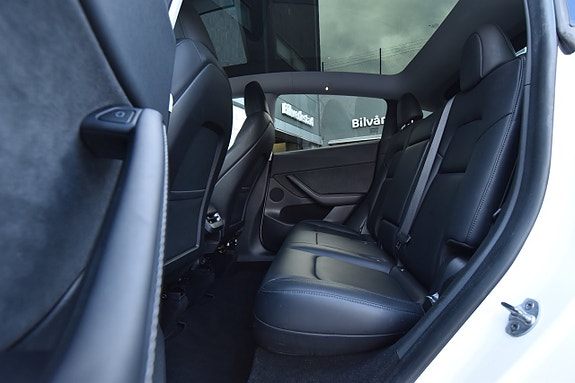 Tesla Model Y 14 of 27