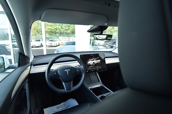 Tesla Model Y 16 of 27