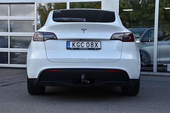 Tesla Model Y 8 of 27