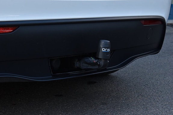 Tesla Model Y 10 of 27