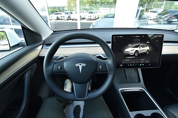 Tesla Model Y 17 of 27
