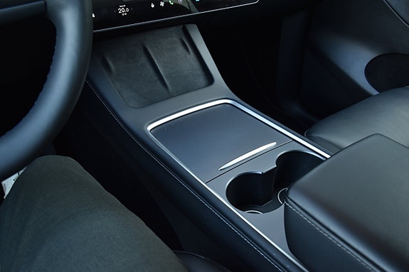 Tesla Model Y 18 of 27