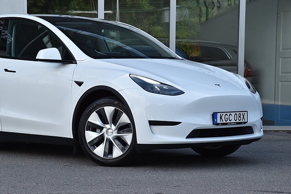 Tesla Model Y 3 of 27