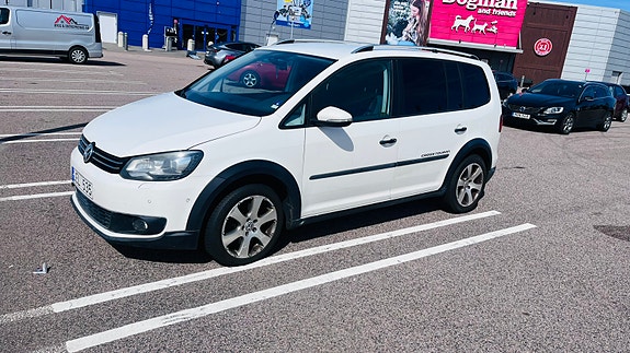 Volkswagen Touran Cross 4 of 8