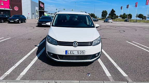 Volkswagen Touran Cross 2 of 8