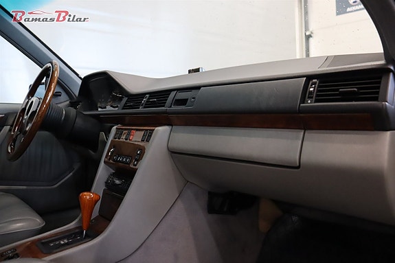 Mercedes-Benz E300 17 of 20