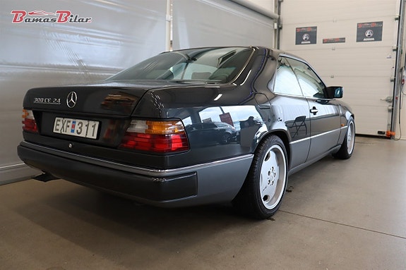 Mercedes-Benz E300 5 of 20
