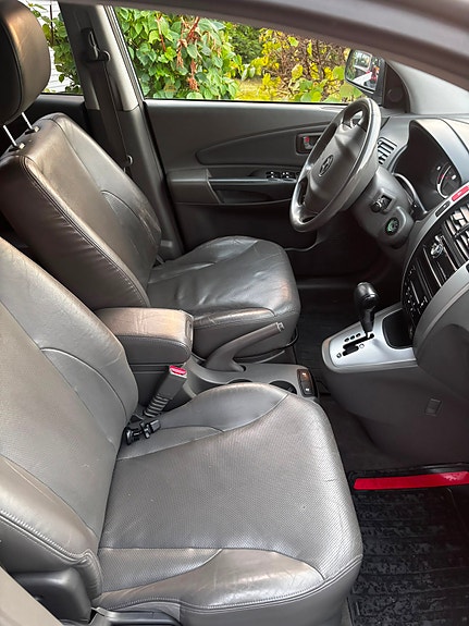 Hyundai Tucson 4 of 12