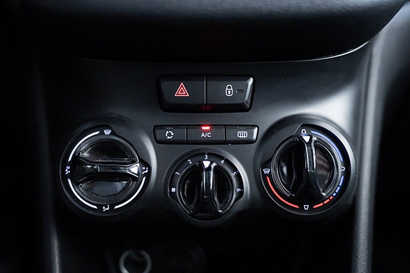Peugeot 208 24 of 30