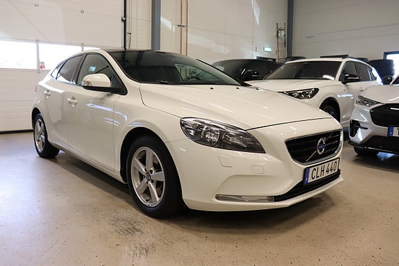 Volvo V40 2 of 24