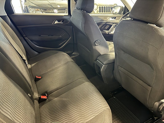 Peugeot 308 SW 11 of 12