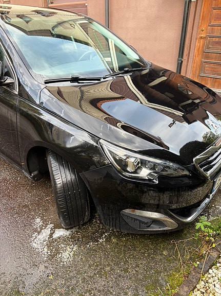 Peugeot 308 2 of 3