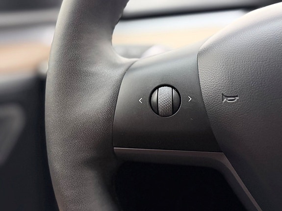 Tesla Model Y 21 of 30