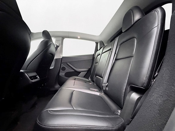 Tesla Model Y 16 of 30