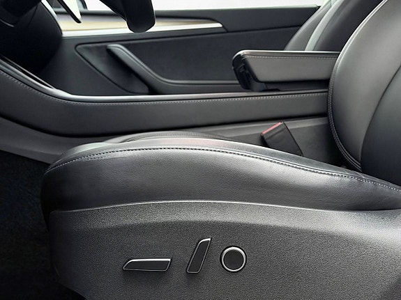 Tesla Model Y 15 of 30