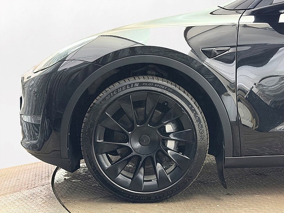 Tesla Model Y 11 of 30