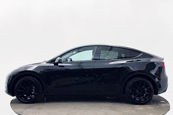 Tesla Model Y 10 of 30