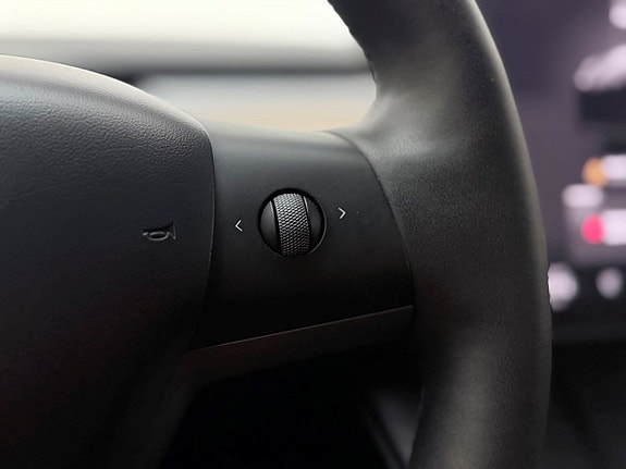 Tesla Model Y 22 of 30
