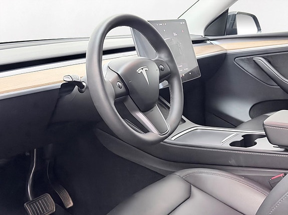 Tesla Model Y 14 of 30