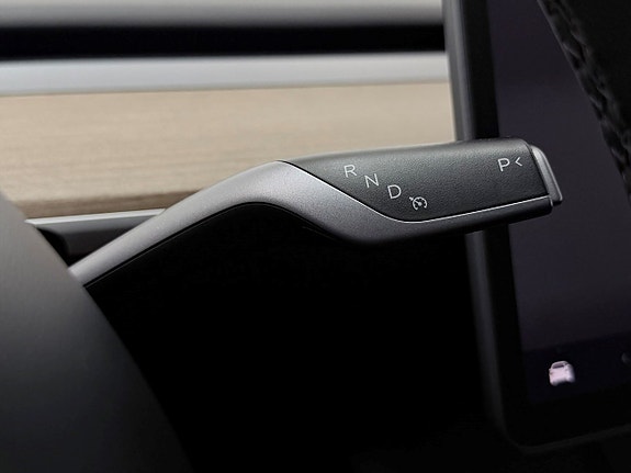 Tesla Model Y 23 of 30