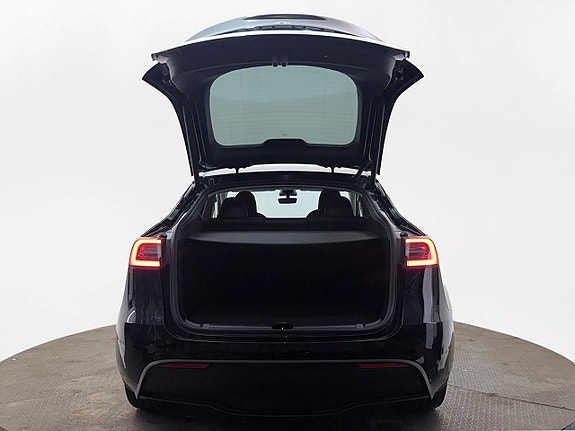 Tesla Model Y 8 of 30