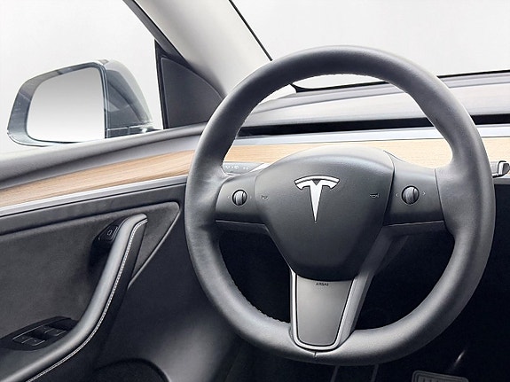 Tesla Model Y 19 of 30