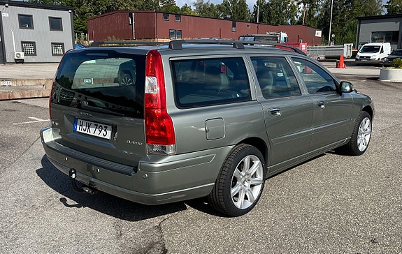 Volvo V70 3 of 12