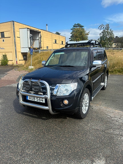 Mitsubishi Pajero 2 of 20