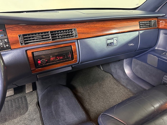 Cadillac Deville 13 of 16