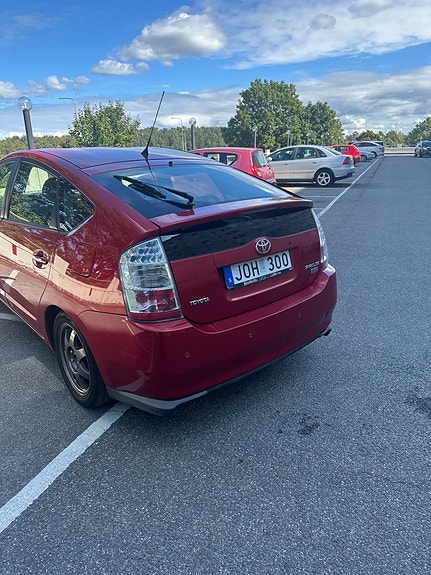 Toyota Prius 4 of 6