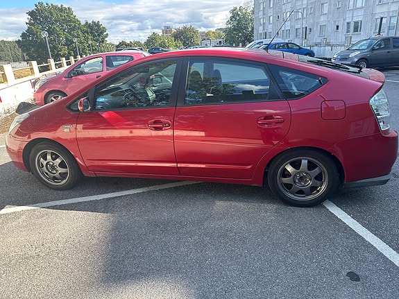 Toyota Prius 2 of 6