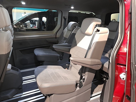 Volkswagen Multivan 8 of 18