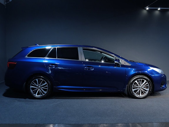 Toyota Avensis 2 of 9