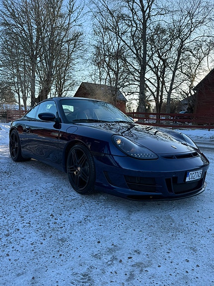 Porsche 911 Carrera 4 of 5