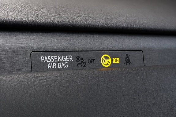 Toyota Prius Plug-in Hybrid 23 of 27