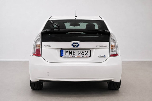 Toyota Prius Plug-in Hybrid 6 of 27