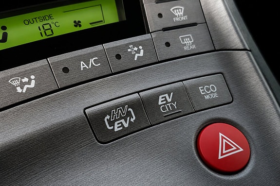Toyota Prius Plug-in Hybrid 22 of 27