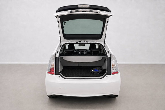 Toyota Prius Plug-in Hybrid 7 of 27