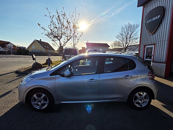 Peugeot 208 2 of 15