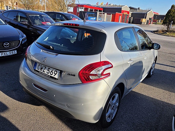 Peugeot 208 5 of 15