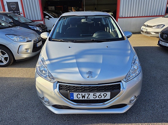 Peugeot 208 3 of 15