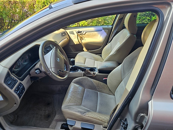 Volvo V70 2 of 6