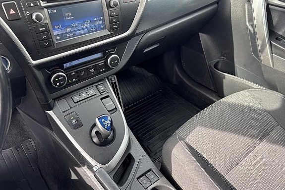 Toyota Auris 7 of 12