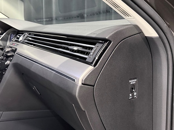 Volkswagen Passat Alltrack 12 of 30